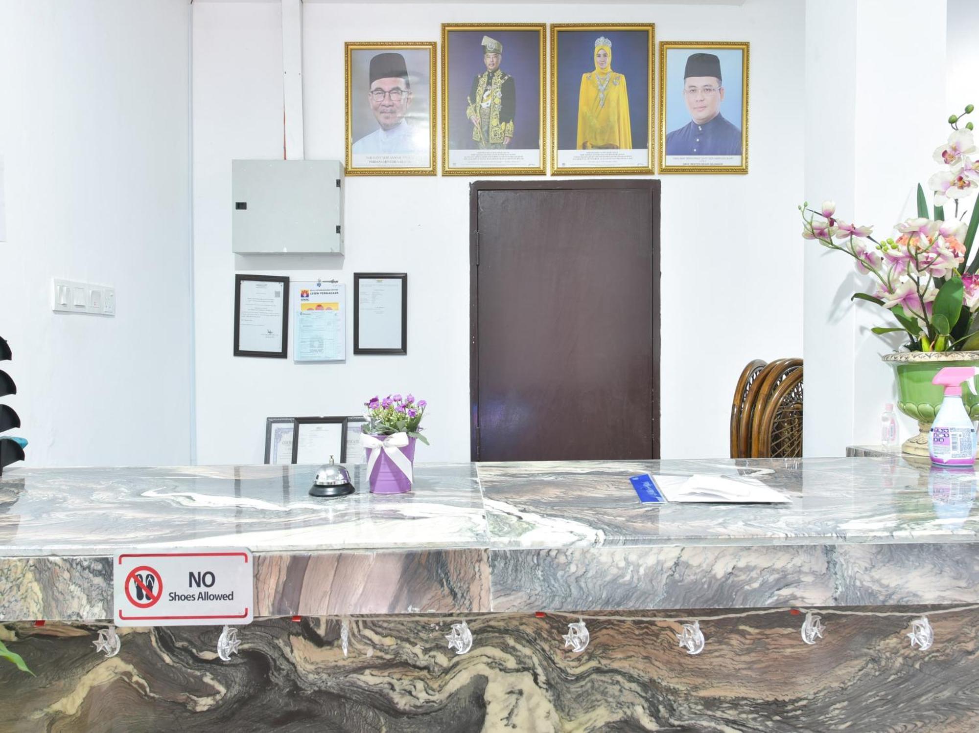Oyo 90869 Hotel Madeena Inn Sepang Bagian luar foto