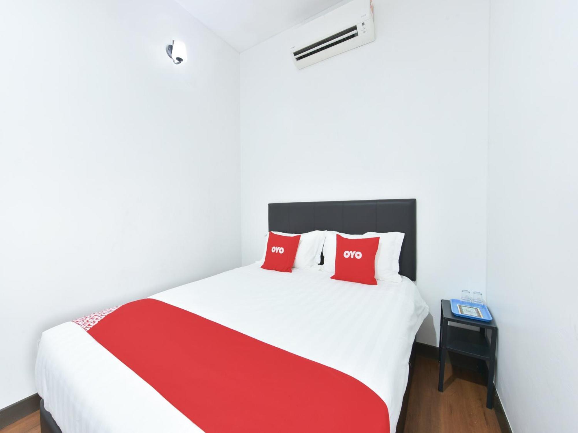 Oyo 90869 Hotel Madeena Inn Sepang Bagian luar foto