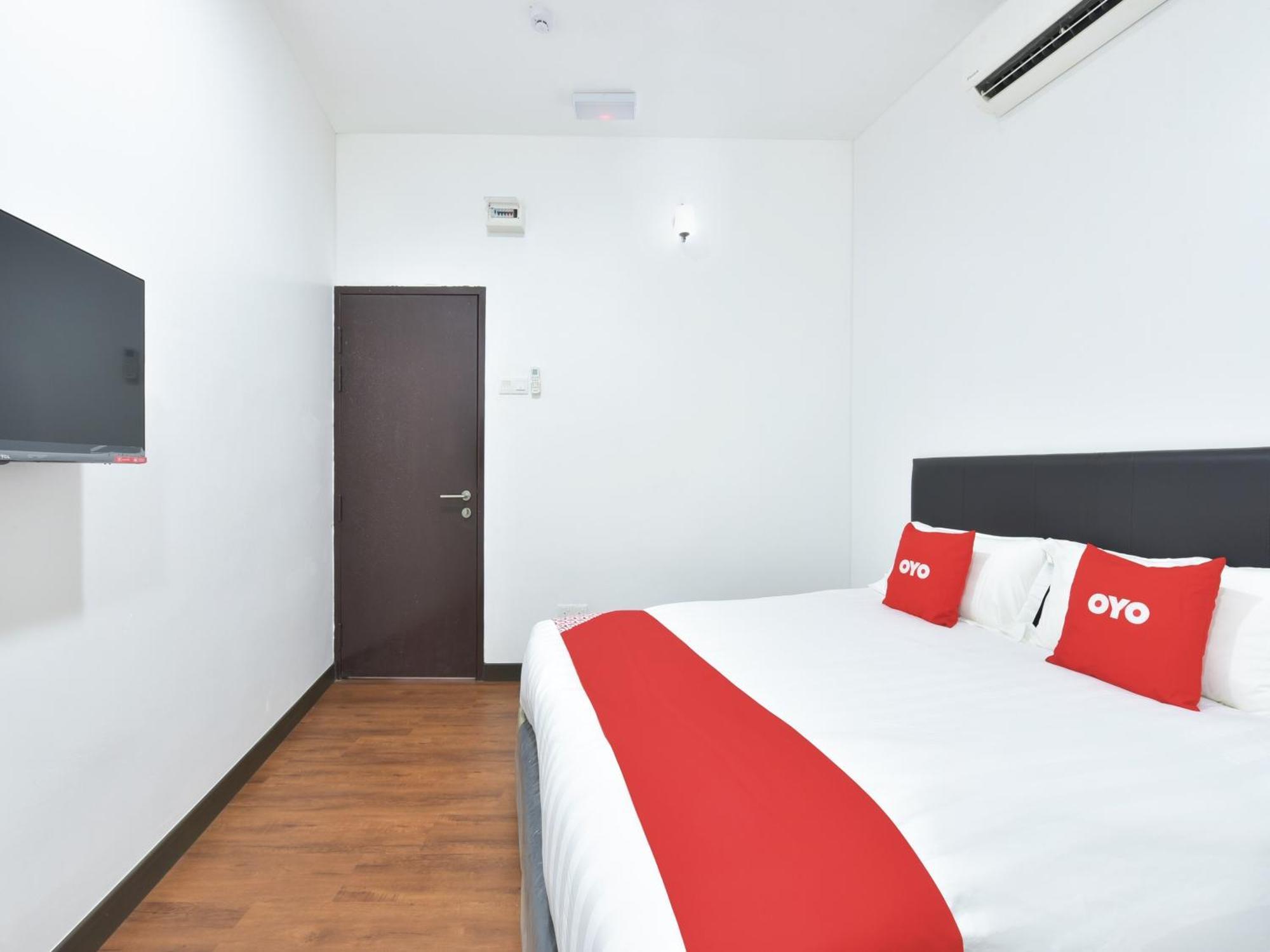 Oyo 90869 Hotel Madeena Inn Sepang Bagian luar foto