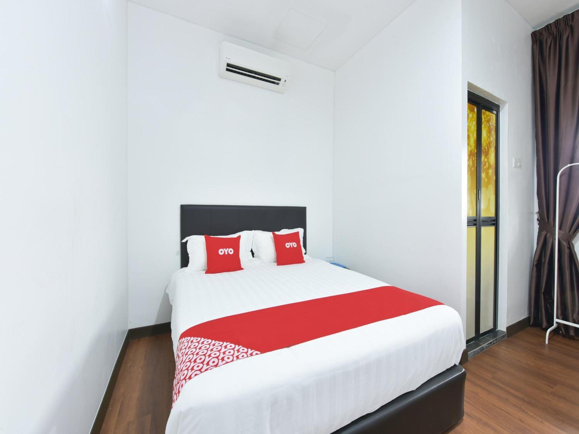 Oyo 90869 Hotel Madeena Inn Sepang Bagian luar foto
