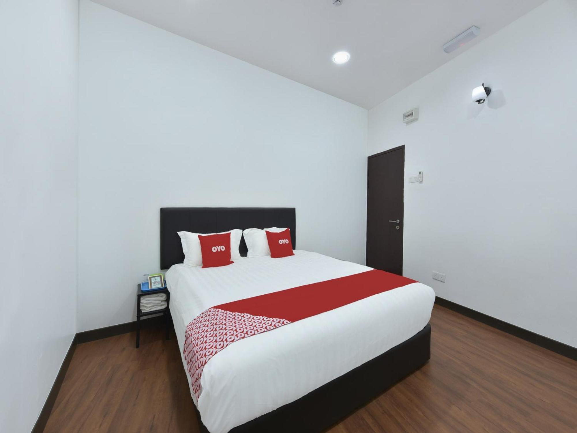 Oyo 90869 Hotel Madeena Inn Sepang Bagian luar foto