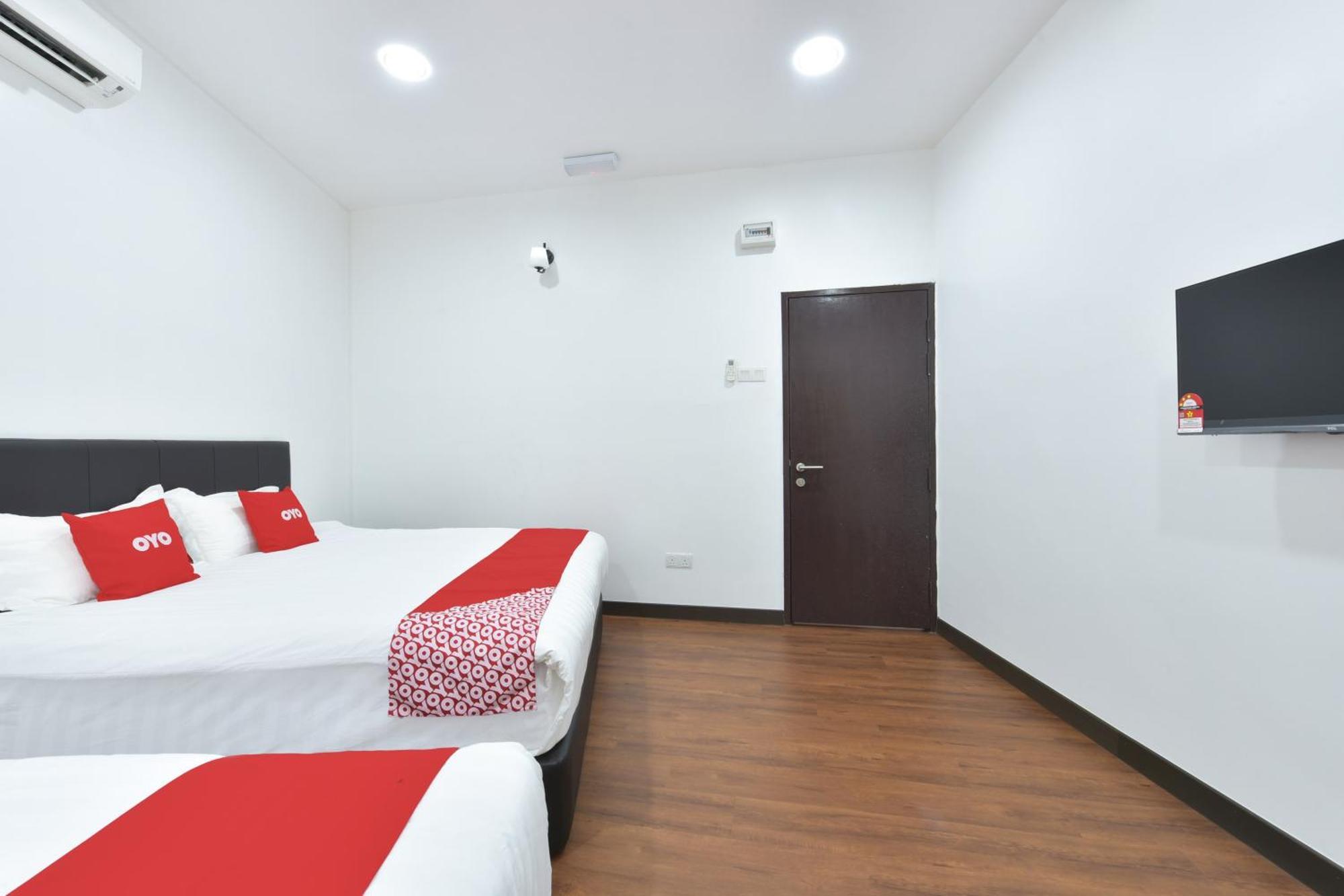 Oyo 90869 Hotel Madeena Inn Sepang Bagian luar foto