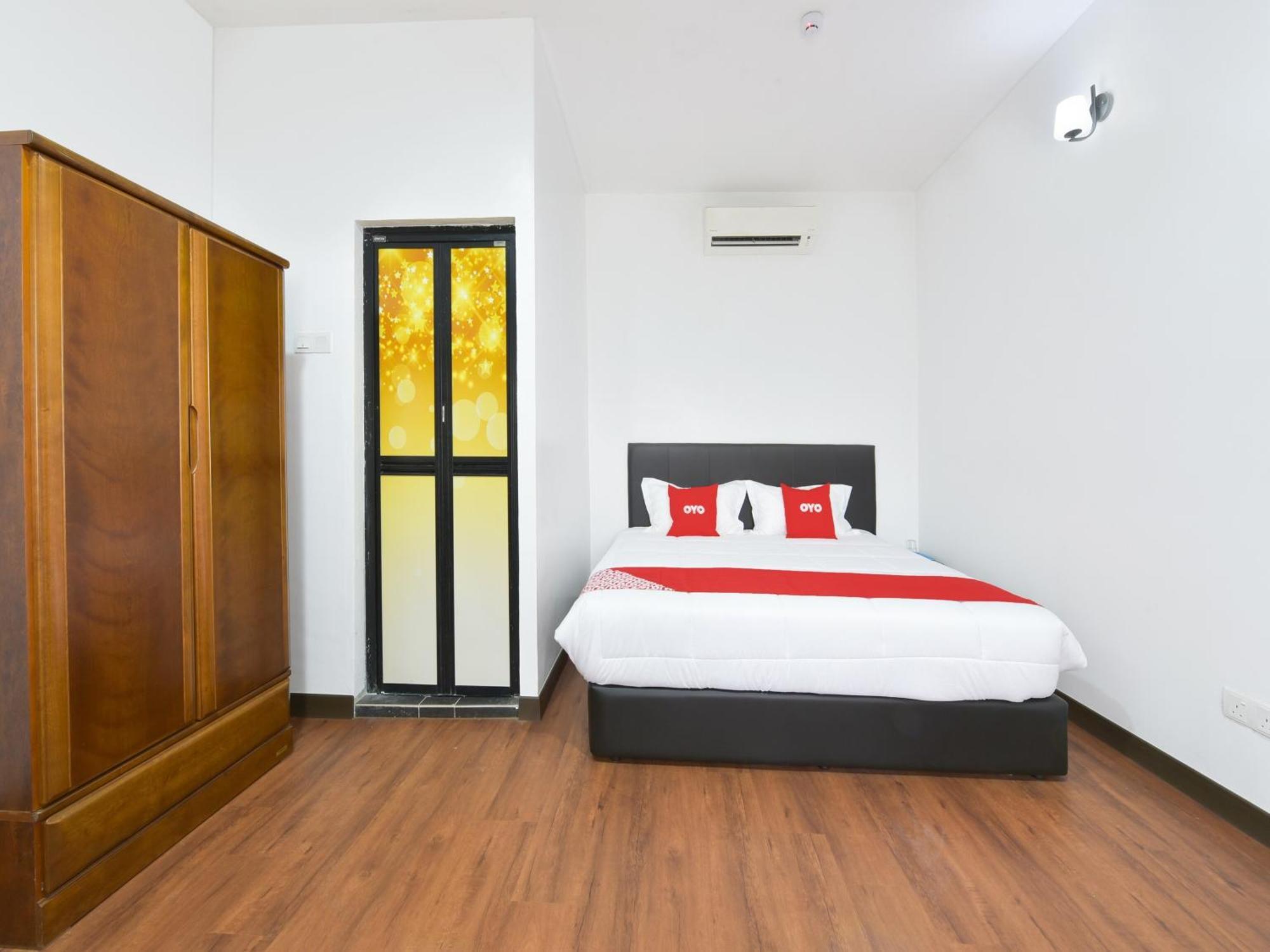 Oyo 90869 Hotel Madeena Inn Sepang Bagian luar foto