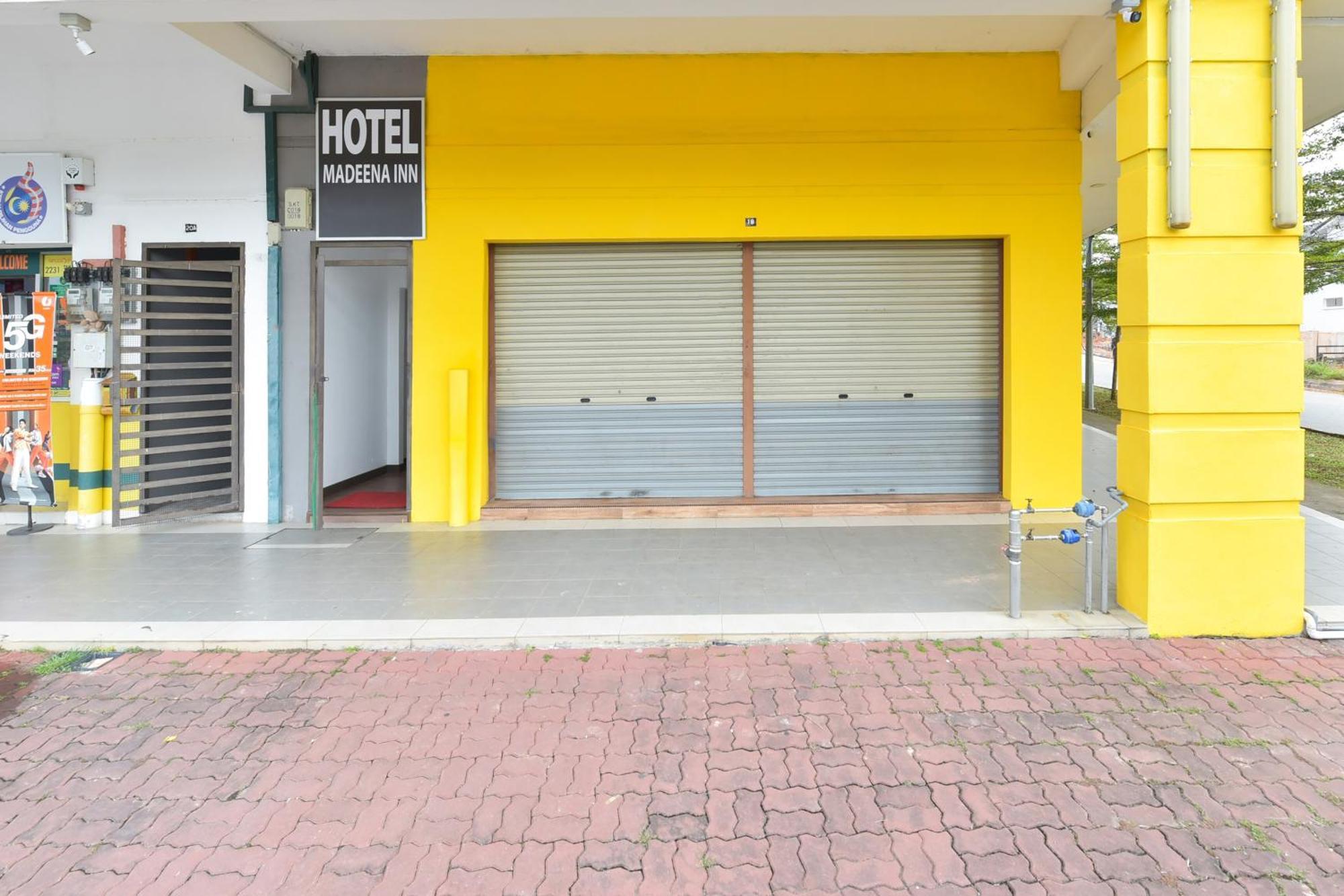 Oyo 90869 Hotel Madeena Inn Sepang Bagian luar foto